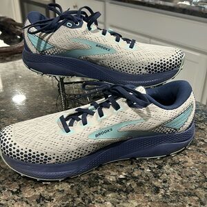 Women’s Brooks “Divide” Trail Running Shoes. Size 12 B